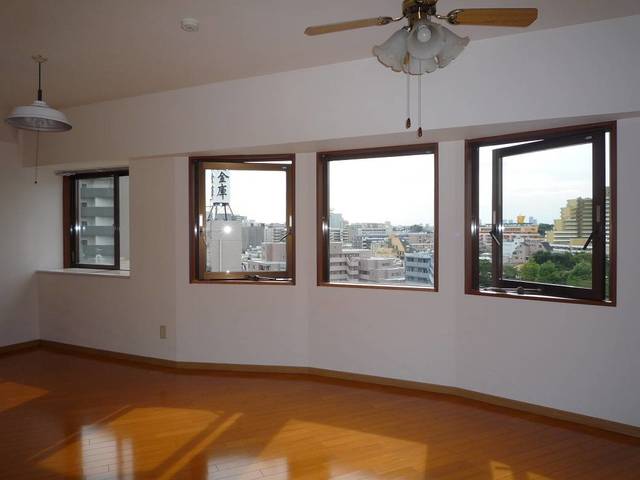 グランド・ガーラ南大井9階 ゆったり過ごせるリビングです