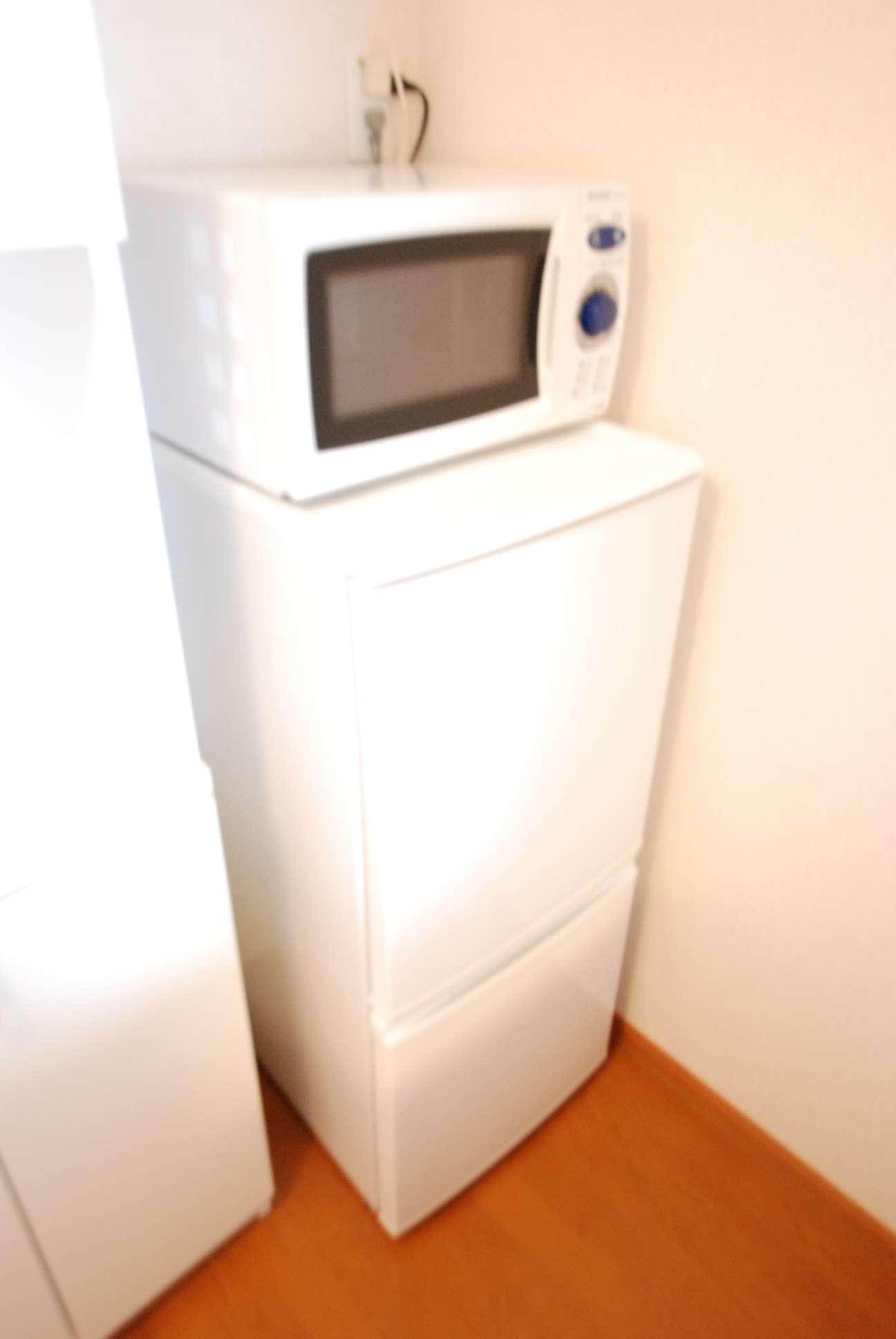 レオパレスミルリーフ203号室 電子レンジ・冷蔵庫