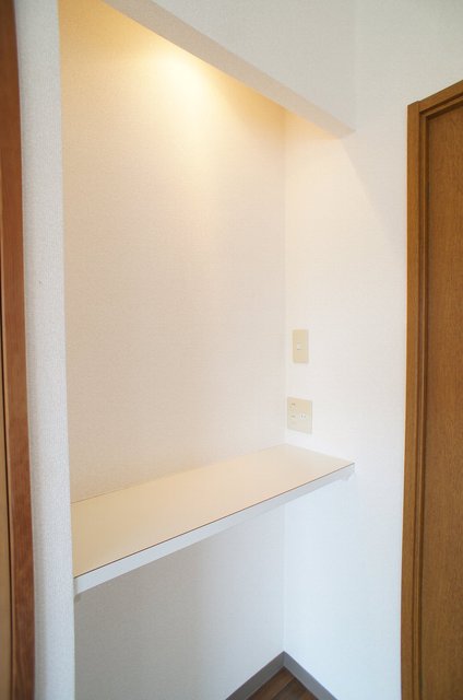 Ｂｉｇ７0203号室 リビング入り口の棚　電話を置いたり、様々な用途で使用できます