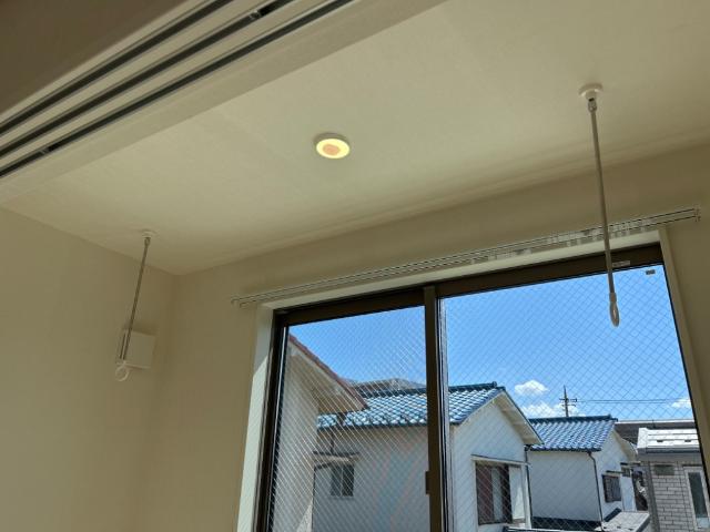 川口市大字道合字久保前　アパート新築工事202号室 室内物干し（イメージ）