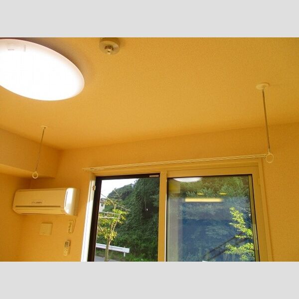 ヴェルデ コリーナ　壱番館103号室 室内物干し