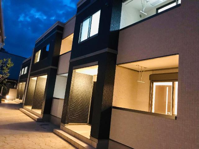 アンジュ 外観写真（夜）