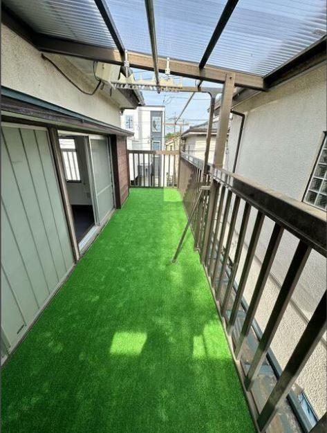 所沢市牛沼F戸建 日当たり良好なベランダは人工芝