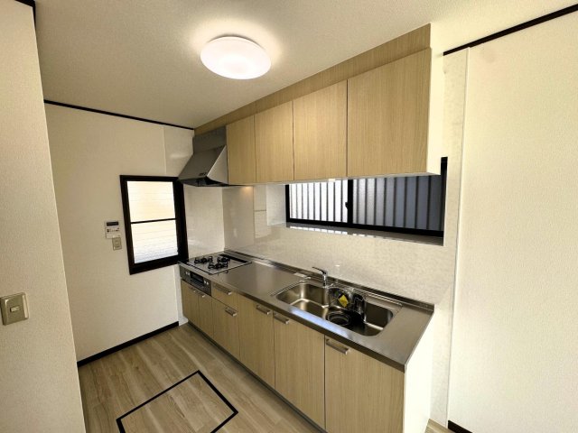 柏市みどり台 戸建 ◆ 収納も充実したシステムキッチンにリフォーム済み