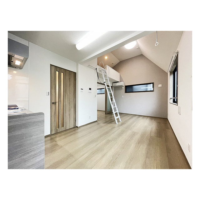 メゾンササ202号室 二面採光の明るい室内