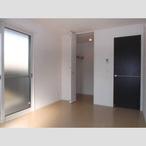 Allure 収納力のあるウォークインクローゼット付きの洋室