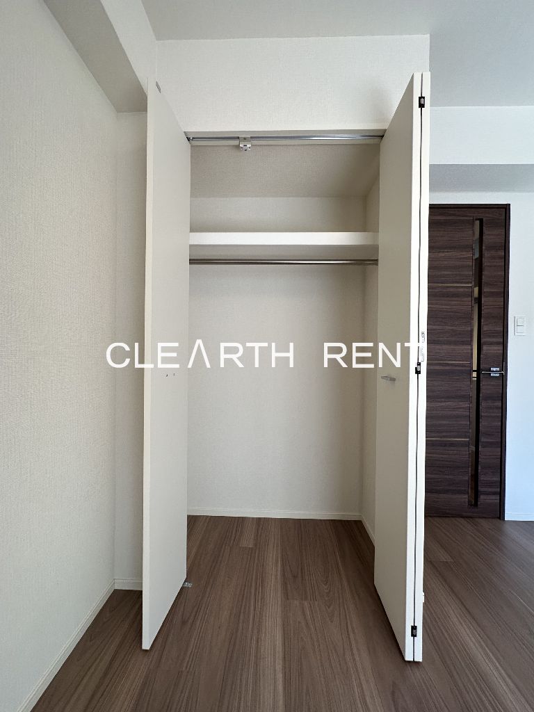 コンシェリア ＫＡＷＡＳＡＫＩ ＭＡＳＴＥＲ’Ｓ ＶＩＬＬＡ6階 ハンガーパイプ付き収納クローゼット