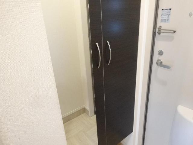 ＪｕｈａｍｏａⅡ　-ジュハモア-101号室 下足箱（全身鏡付）