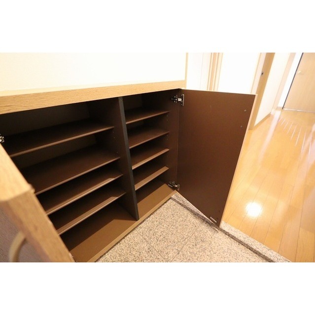 ローズパレス202号室 靴箱