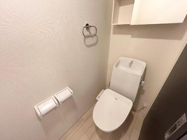 ルナフォーリア203号室 シャワー付トイレ