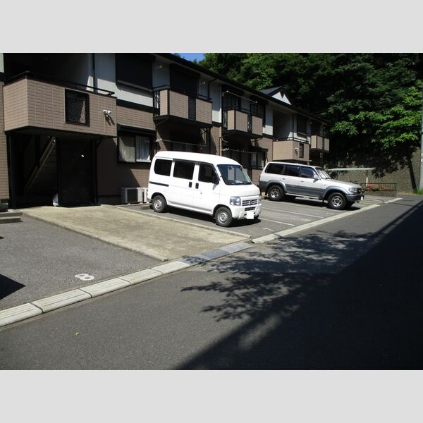 クレアンヌーヴ 駐車場