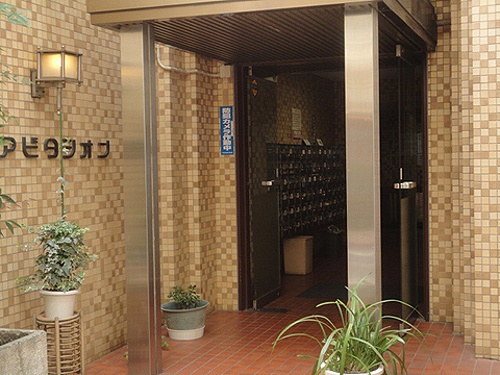 上野アビタシオン8階 エントランス外観　※前回募集時2012年7月撮影