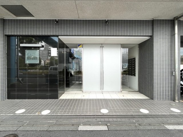 ＣＡＬＭ．ＫＯＩＷＡ　ＷＥＳＴ3階 エントランス