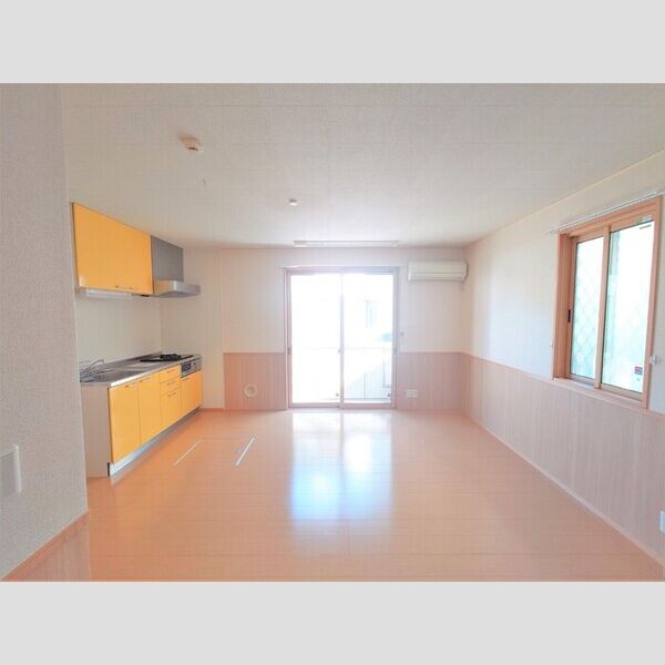 KTアパートメント101号室 LDK9.7帖(別角度)