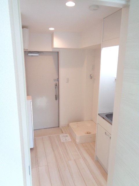 フルリール鶴見 キッチン側スペース　※別号室の参考写真です(現況優先・仕様違いの場合あり)