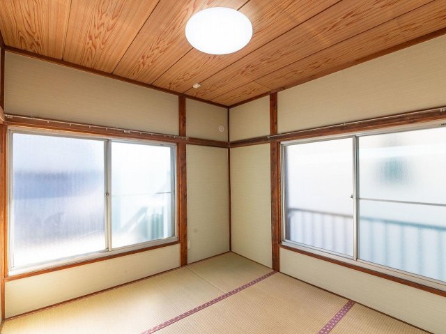 豊平町戸建 窓が2面あり、明るく風通しの良い和室です。押入れ収納も完備。