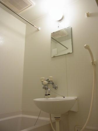 レオパレスプレミール 雨の日にも便利な浴室乾燥機付き