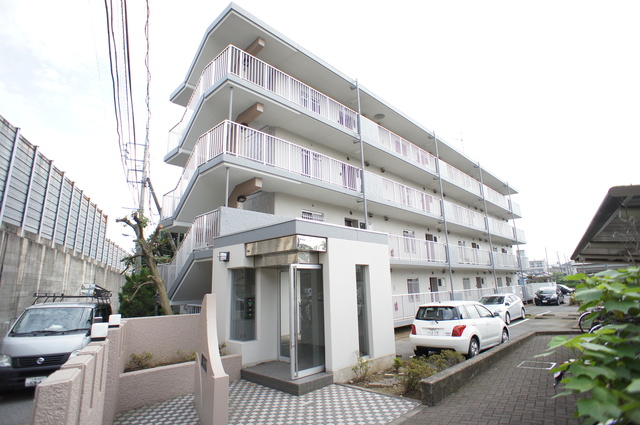 ルミエール若葉0302号室 鉄筋コンクリート造4階建マンション。
