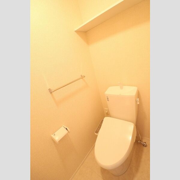 シャルマンドミール桜が岡　A 温水洗浄暖房便座、上部には棚があります