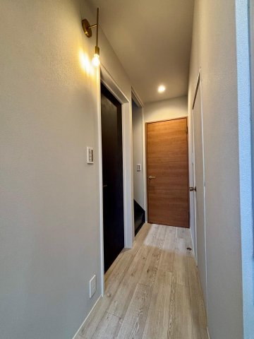 ドローイングハウス新座栄 すっきりモダンなエントランスと廊下