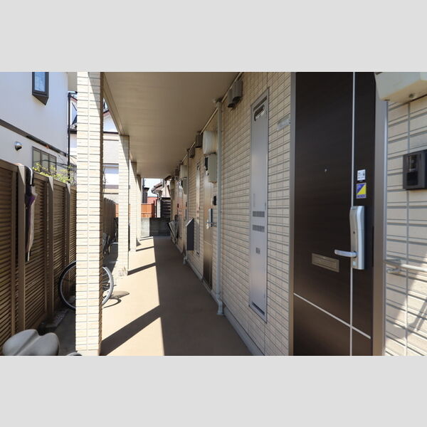 サンライズ花澤台L 1F玄関ドア前共用廊下