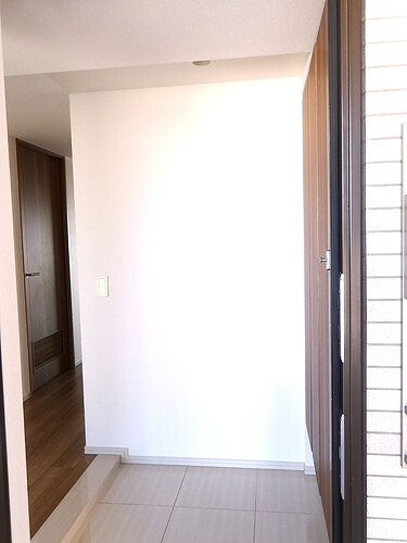 ライオンズ武蔵浦和ブライトフォート 共有部からの室内　※2025年10月撮影