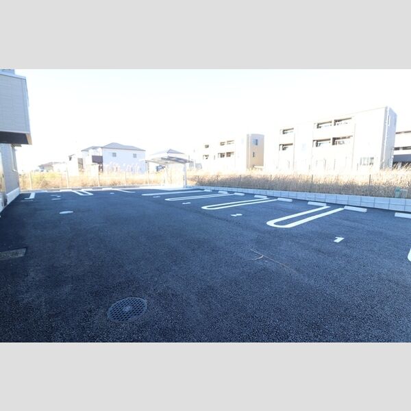 ウィステリア 駐車場