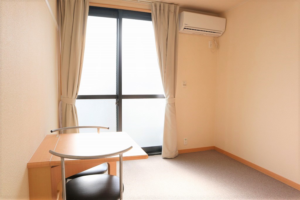 レオパレスファーレ８ ※各階により床材相違