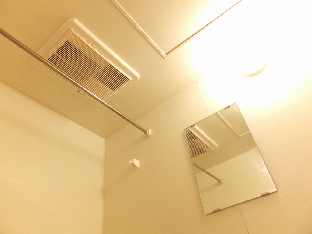 レオパレスリベェール105号室 浴室換気乾燥機付きなので雨の日のお洗濯も安心です。