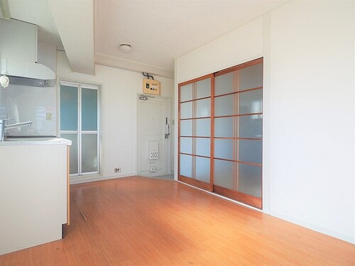 江ノ島シーサイドマンション3階 バルコニー側からのダイニングキッチン