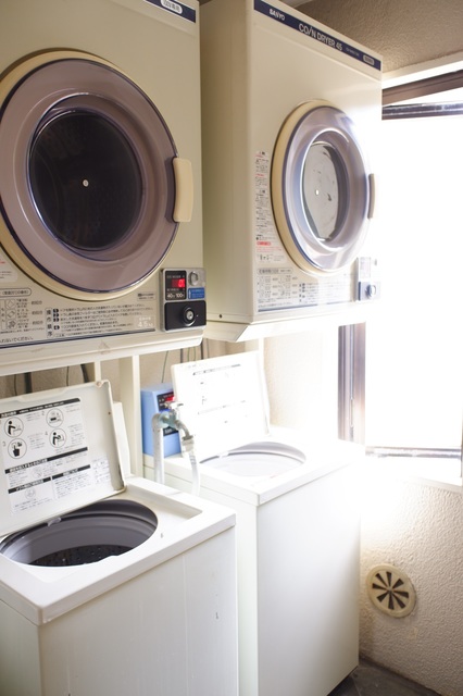 ラ・クレッツ門前仲町0301号室 1階にコインランドリーがございます