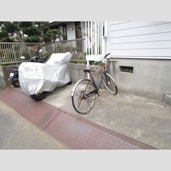 ドルフ・K 駐輪場