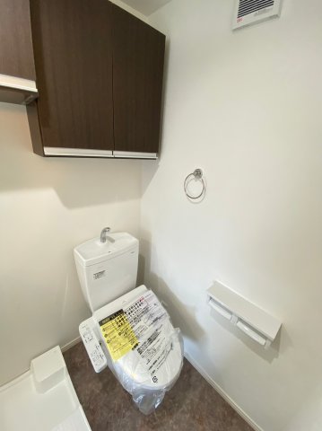 グラシア長津田104号室 温水洗浄便座付き＆便利な収納付きです♪