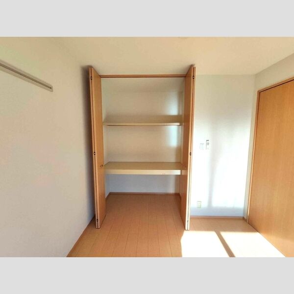 メゾンベール末広Ⅱ201号室 南側洋室　物入