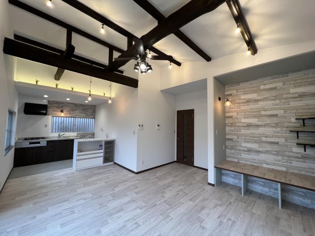 ペットと暮らす土間のある家　流山戸建 リビングにエアコン完備。天高、広々16畳のLDK。