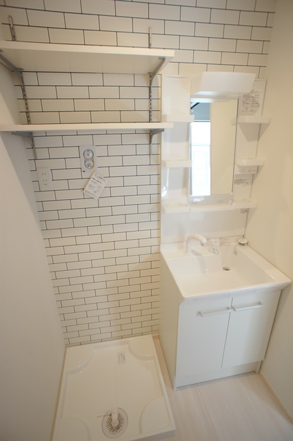 ルミエール・エタンセルｓｅｐｔ0103号室 棚付きの脱衣所