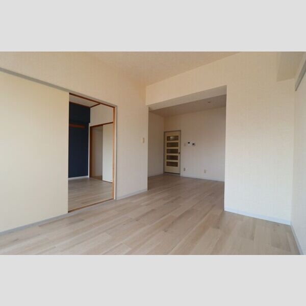 グランドール高橋 リビング　12帖