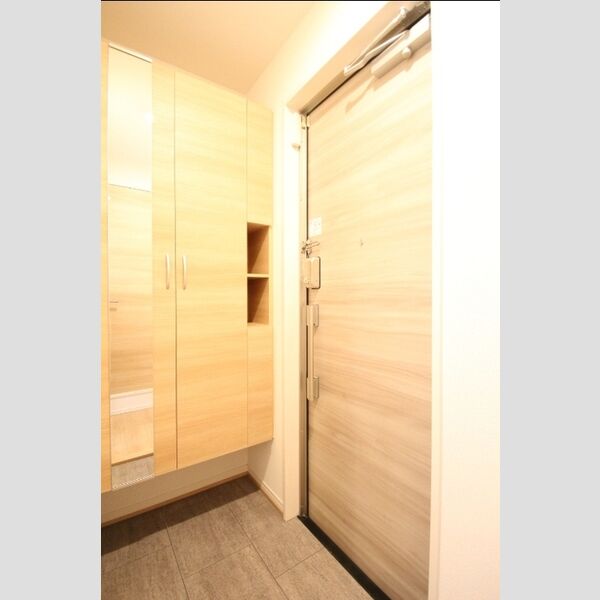 アナシエ神谷203号室 玄関には姿見付きシューズボックス