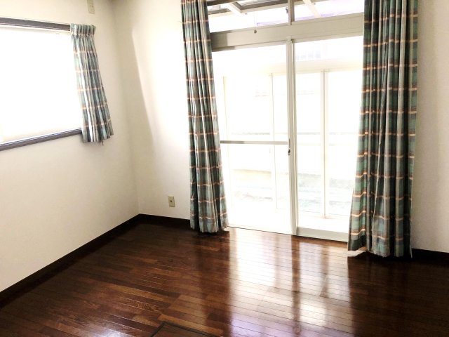 みずほ台ガレージ付き戸建 1階洋室からガレージまでは直結！