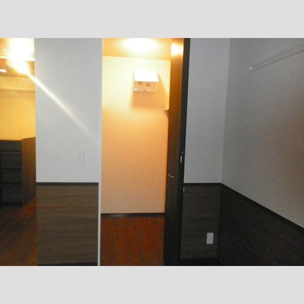 ラ・ベルデュール302号室 ウォークインクローゼット