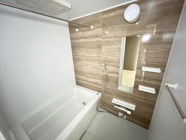 ラ・レーヌ・８０（ｌａ　ｒｅｉｎｅ８０） バス