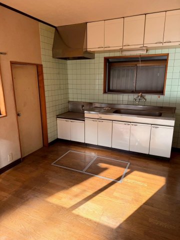 富士見市羽沢戸建て 車庫から直通で上がれるキッチン。ベランダでBBQなども可能で