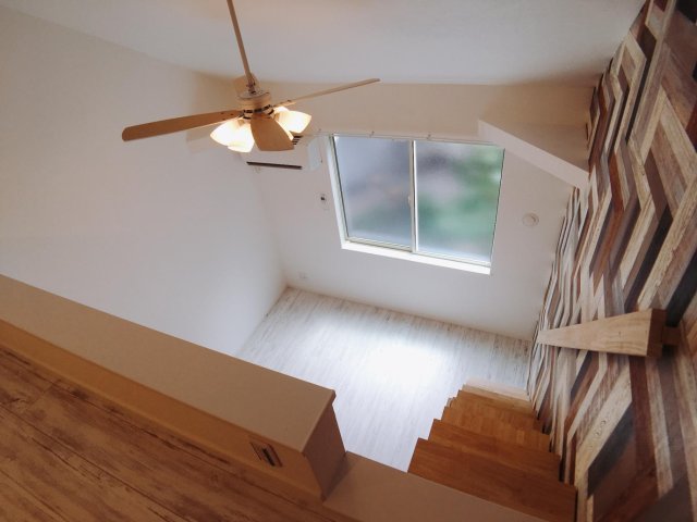 ヴィンティア鶴川203号室 階段式ロフトのため、荷物を持ったままでも昇り降りが楽です。