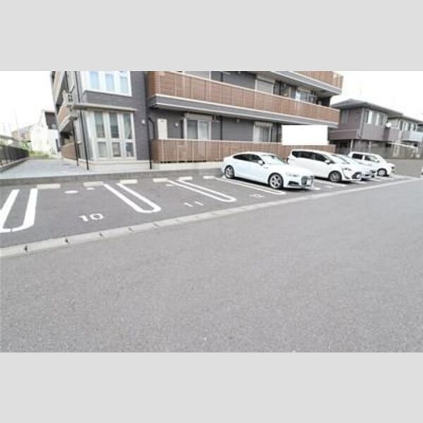 ウエスト レジデンス 駐車場