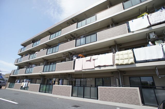 エクセルトーヨー 南向き・前面駐車場につき、陽あたり良好です。