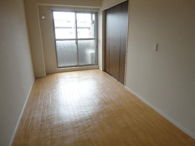 Ｒｏｍａｎｔｉｓ　Ｋａｗａｇｕｃｈｉ（ロマンティス　川口） 洋室６．７帖