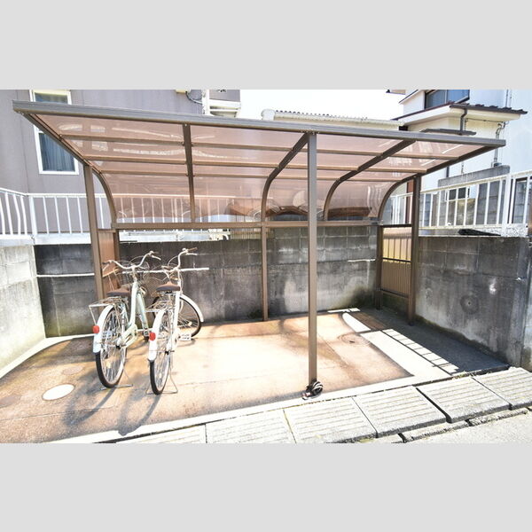メゾンくろかわ203号室 屋根付き駐輪場