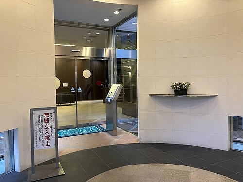 アデニウム小田急相模原 エントランス内観　※2026年07月の写真