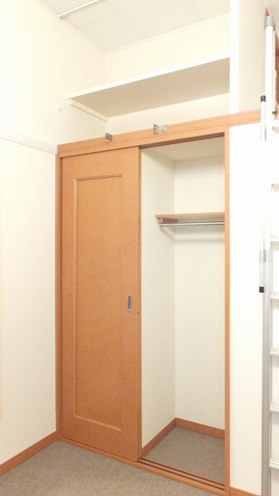 レオパレスバンビーナ205号室 クローゼット